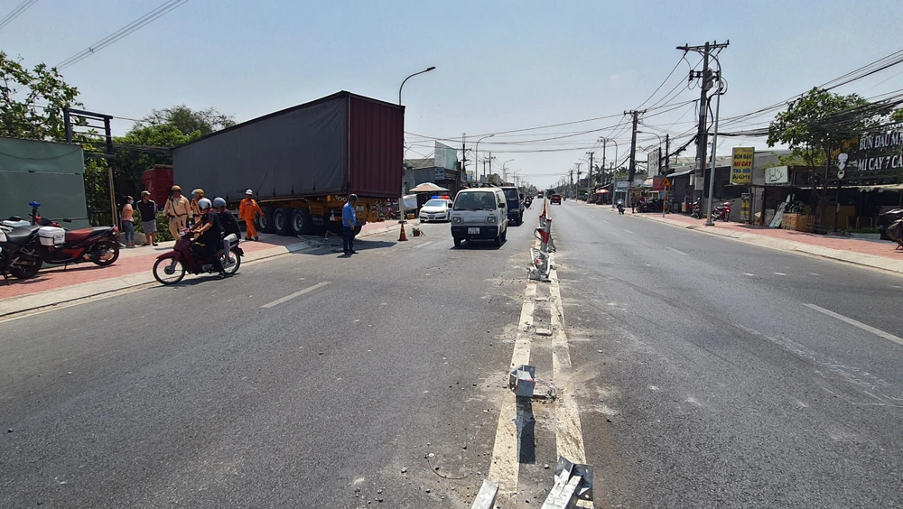 Xe container nổ lốp, cuốn xe máy, người đàn ông thoát chết ở Tỉnh lộ 8