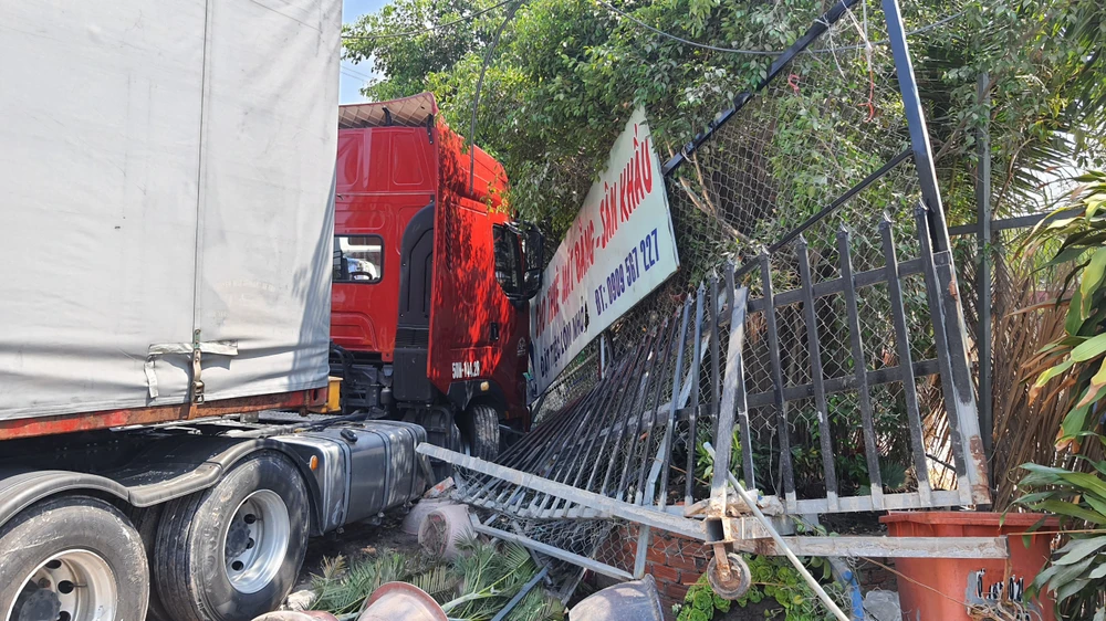 Xe container nổ lốp, cuốn xe máy, người đàn ông thoát chết ở Tỉnh lộ 8