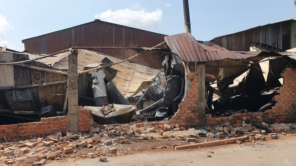 Cháy xưởng gỗ lúc 1 giờ sáng, nhiều bộ bàn ghế khủng bị cháy thành than