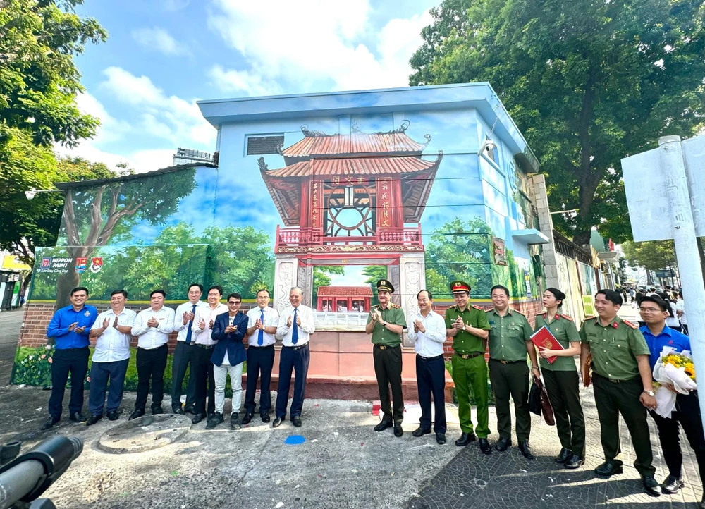 Bích họa 600 m2 góp phần chuyển hóa địa bàn ở quận 1