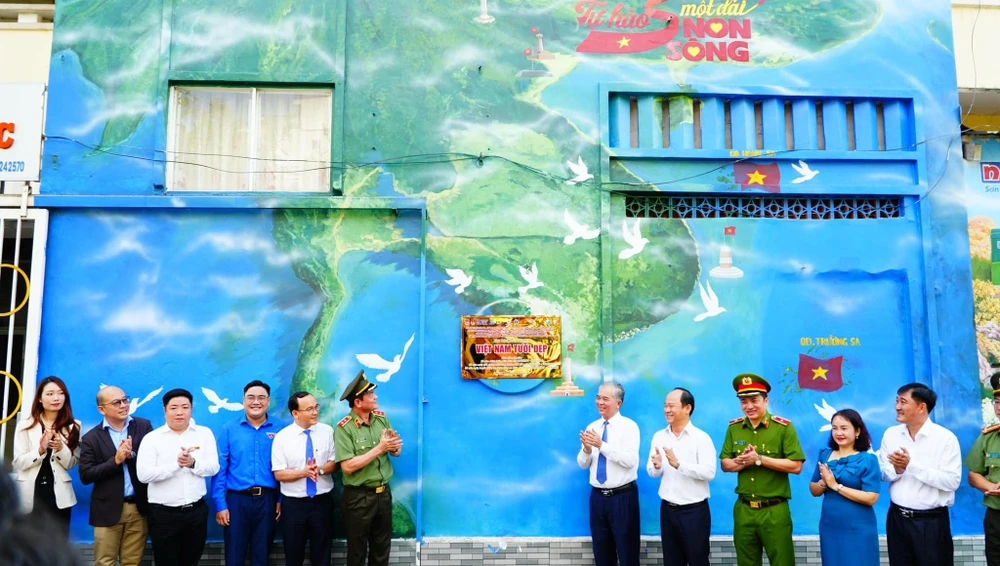 Bích họa 600 m2 góp phần chuyển hóa địa bàn ở quận 1