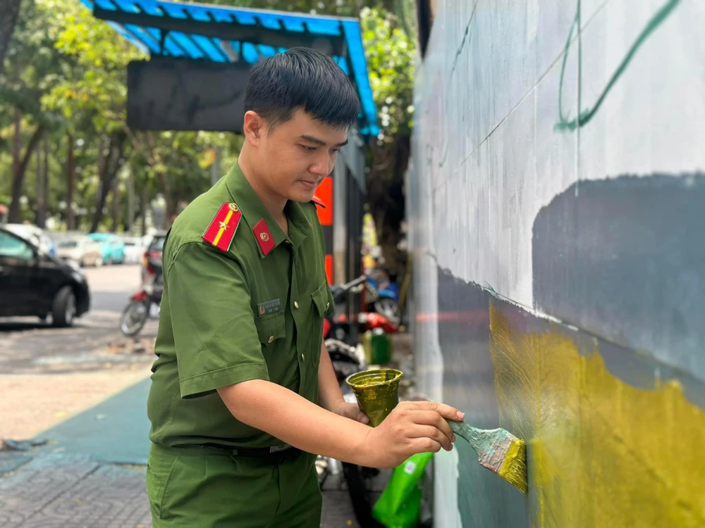 Bích họa 600 m2 góp phần chuyển hóa địa bàn ở quận 1