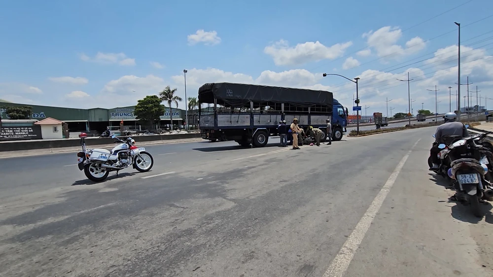 Va chạm xe tải, 2 mẹ con trọng thương kẹt bên hông xe tải