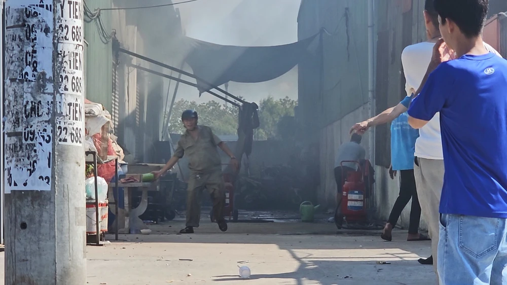 Xưởng đồng cháy dữ dội ở quận Bình Tân, cảnh sát bơm nước kênh dập lửa