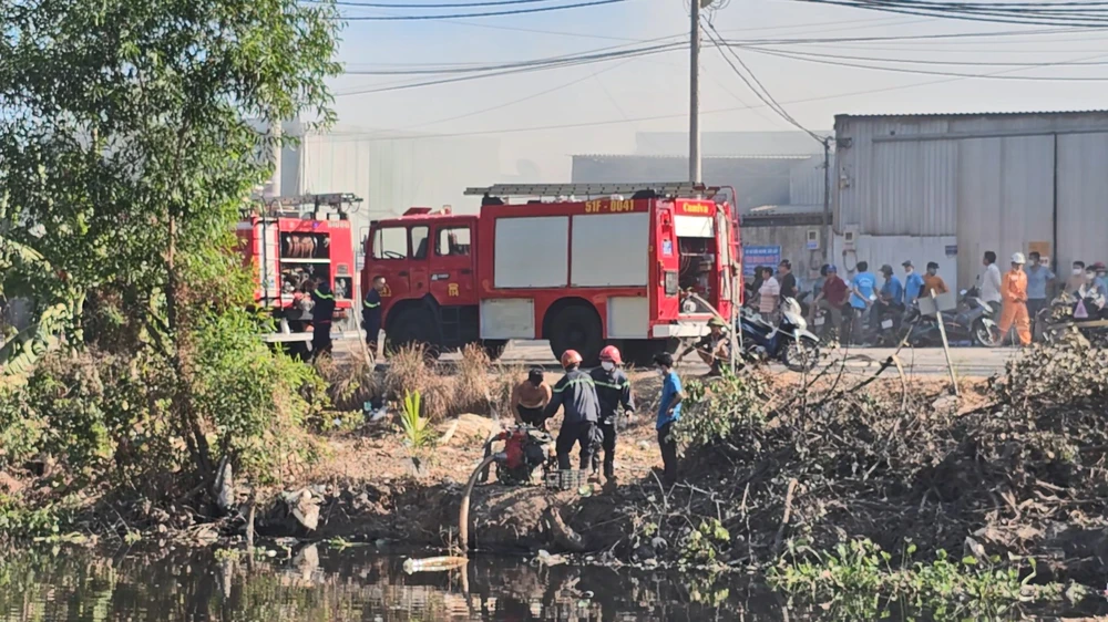 Xưởng đồng cháy dữ dội ở quận Bình Tân, cảnh sát bơm nước kênh dập lửa