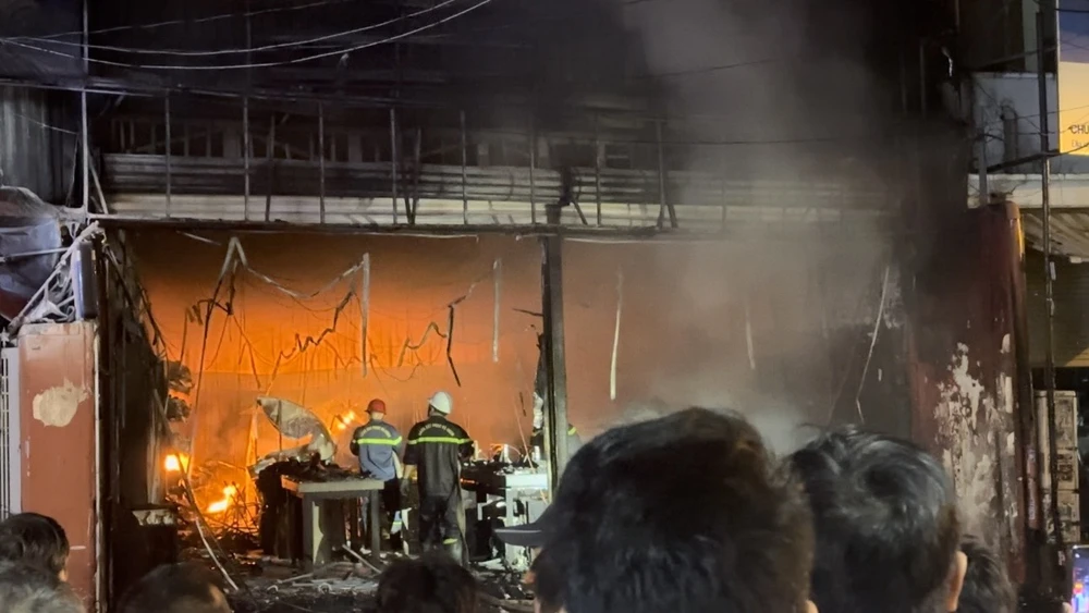 Cháy cửa hàng FPT ở quận Gò Vấp, nhiều tài sản bị thiêu rụi