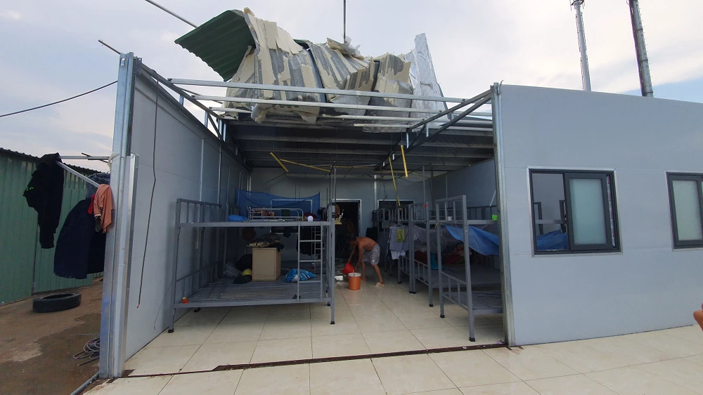 Ảnh hiện trường giông lốc, cây đổ, nhà tạm ở công trường đường Vành Đai 3 tốc mái