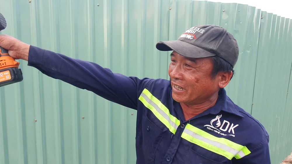 Ảnh hiện trường giông lốc, cây đổ, nhà tạm ở công trường đường Vành Đai 3 tốc mái