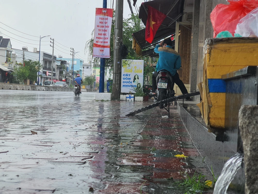 Mưa vàng rơi xuống TP.HCM nhiều người mừng 'quá đã'