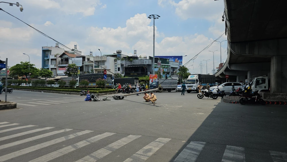 Cột đèn chiếu sáng rơi trúng nhiều người đi xe máy ở Cầu vượt Tân Thới Hiệp