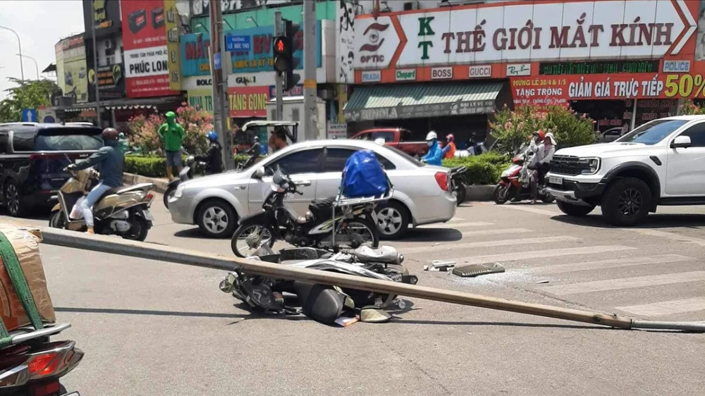 Cột đèn chiếu sáng rơi trúng nhiều người đi xe máy ở Cầu vượt Tân Thới Hiệp