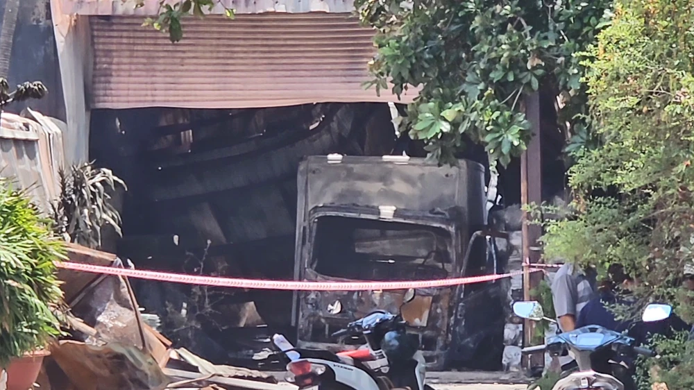 Kho hàng hóa cháy dữ dội lúc 2 giờ sáng, cảnh sát phong tỏa đường nhiều giờ