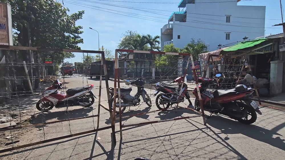 Kho hàng hóa cháy dữ dội lúc 2 giờ sáng, cảnh sát phong tỏa đường nhiều giờ