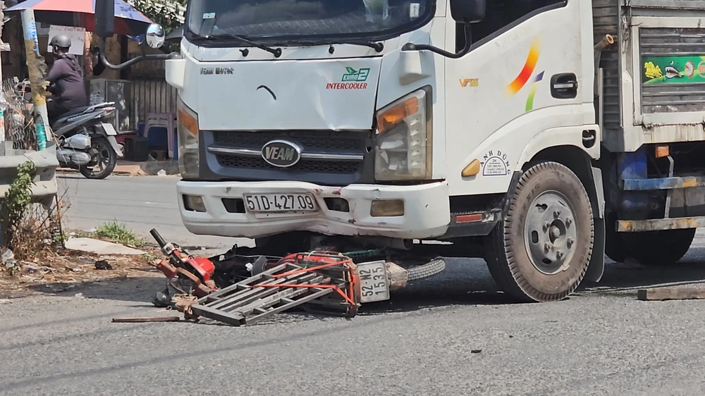 Chạy xe máy đi sửa, người đàn ông bị xe tải tông tử vong ở Bình Chánh