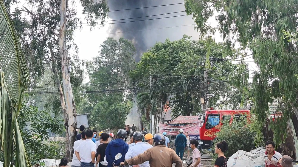 Cháy dữ dội xưởng nón bảo hiểm, nhiều công nhân tháo chạy