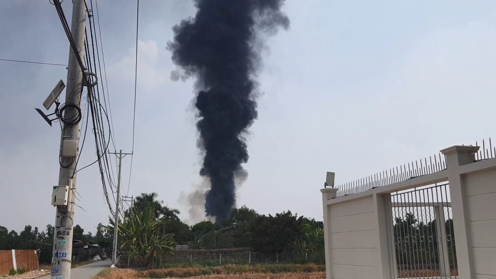 Cháy dữ dội xưởng nón bảo hiểm, nhiều công nhân tháo chạy