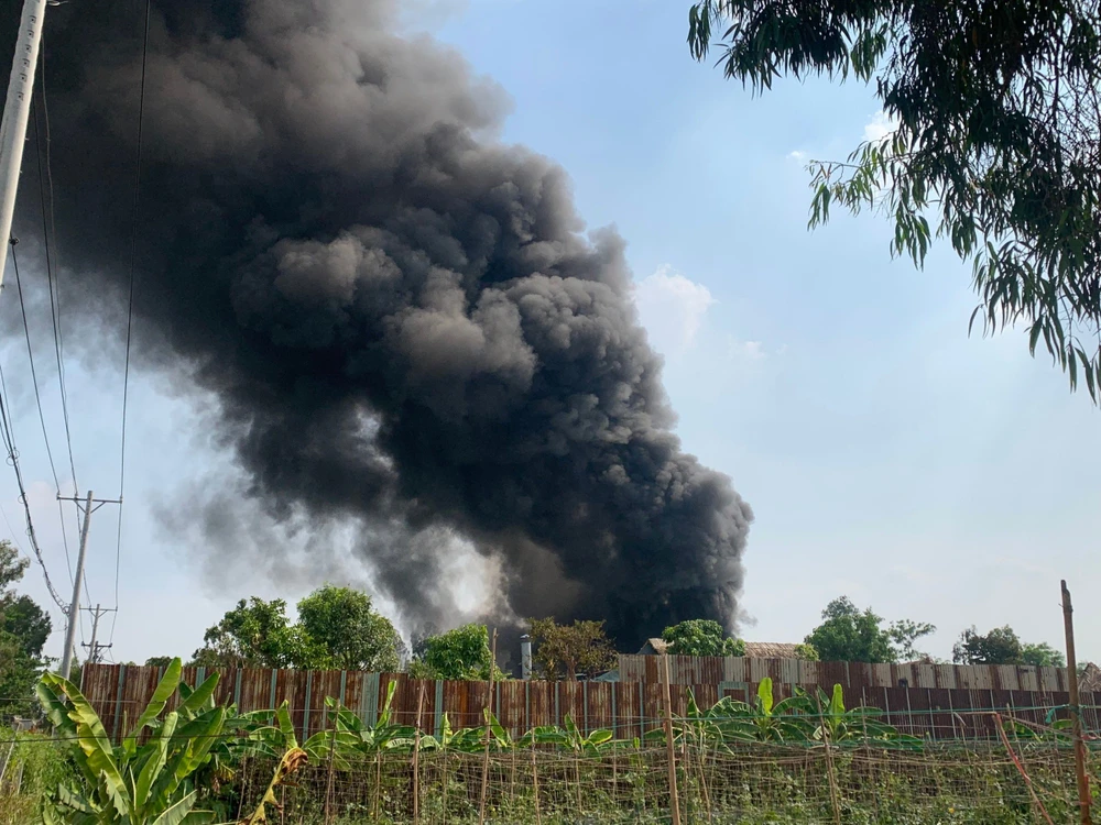 Cháy dữ dội xưởng nón bảo hiểm, nhiều công nhân tháo chạy