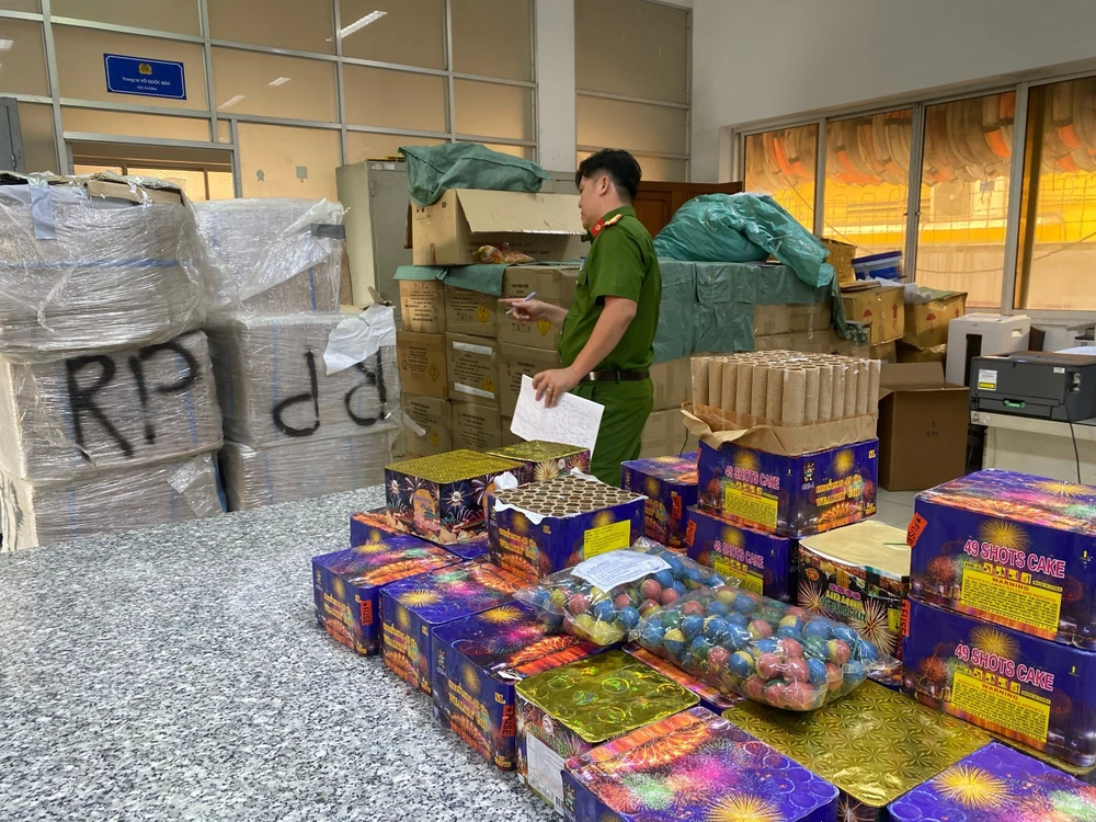 Bắt chủ kho hàng ở Hóc Môn vì giúp vận chuyển hơn nửa tấn pháo nổ