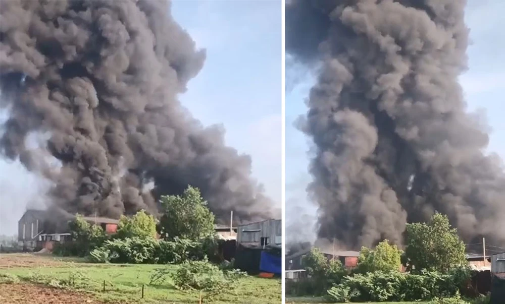 Cháy dữ dội hai cơ sở nhựa tạo cột khói 'khổng lồ' ở Bình Chánh