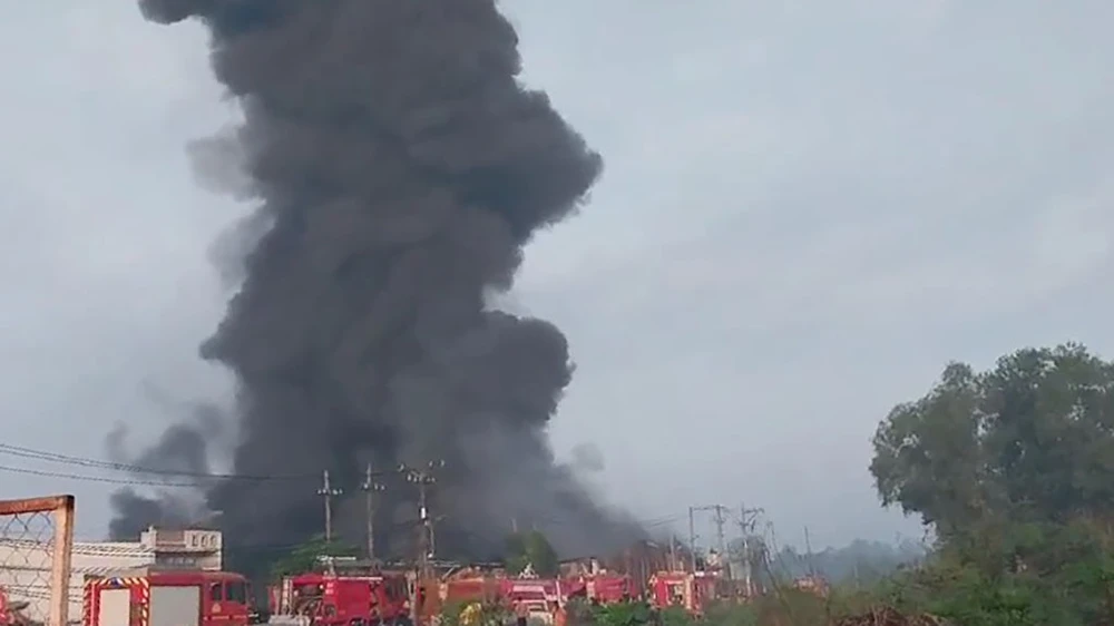 Cháy dữ dội hai cơ sở nhựa tạo cột khói 'khổng lồ' ở Bình Chánh