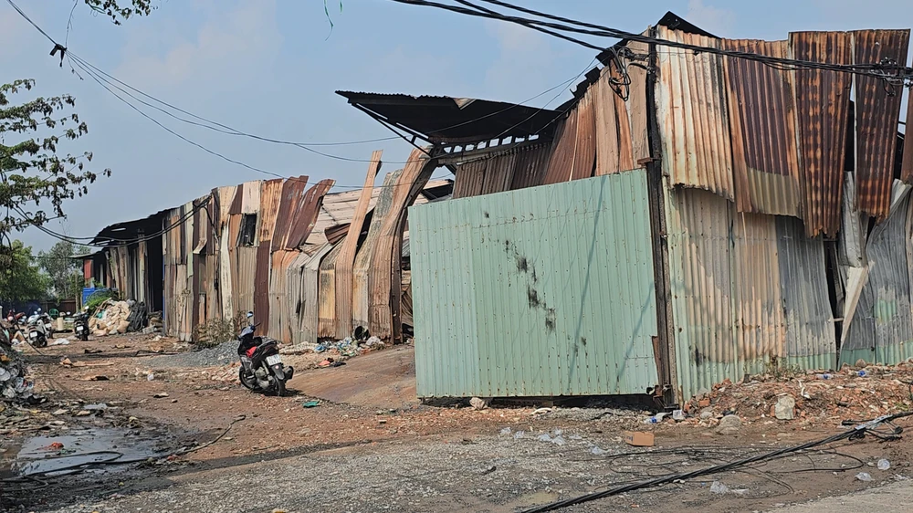 Cháy dữ dội hai cơ sở nhựa tạo cột khói 'khổng lồ' ở Bình Chánh