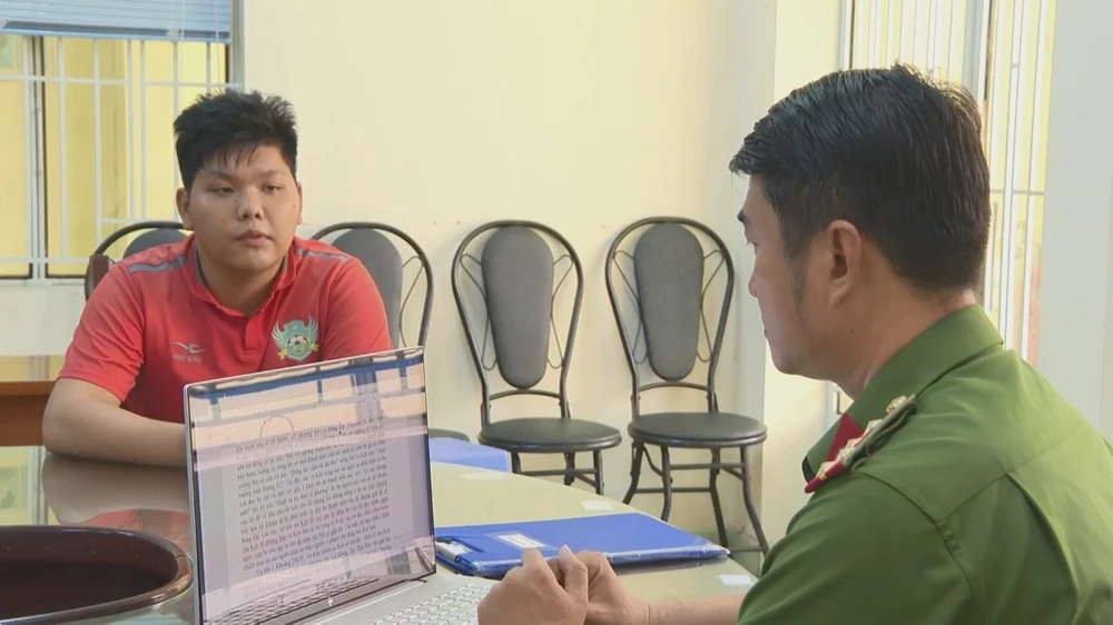 Mang còng số 8, giả cảnh sát hình sự bắt xe máy không gương ở TP Thủ Đức