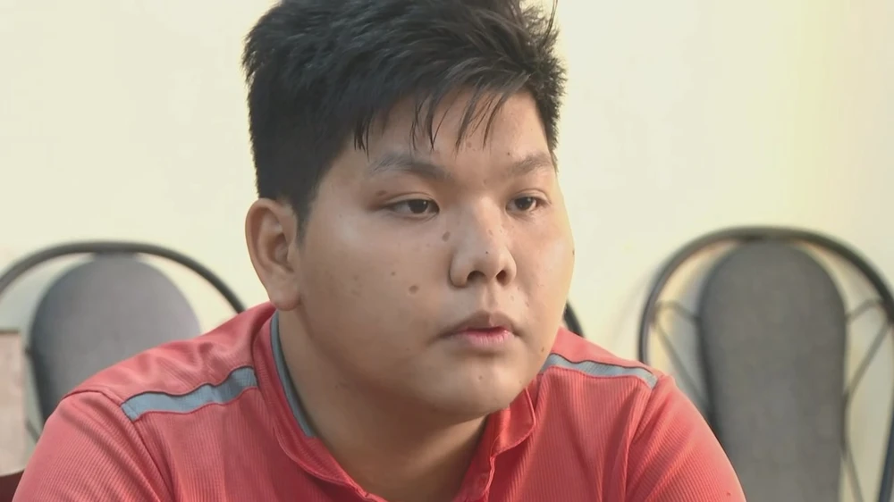 Mang còng số 8, giả cảnh sát hình sự bắt xe máy không gương ở TP Thủ Đức