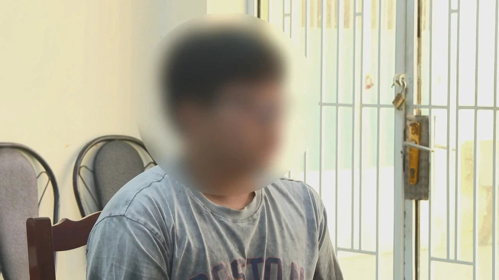 Mang còng số 8, giả cảnh sát hình sự bắt xe máy không gương ở TP Thủ Đức