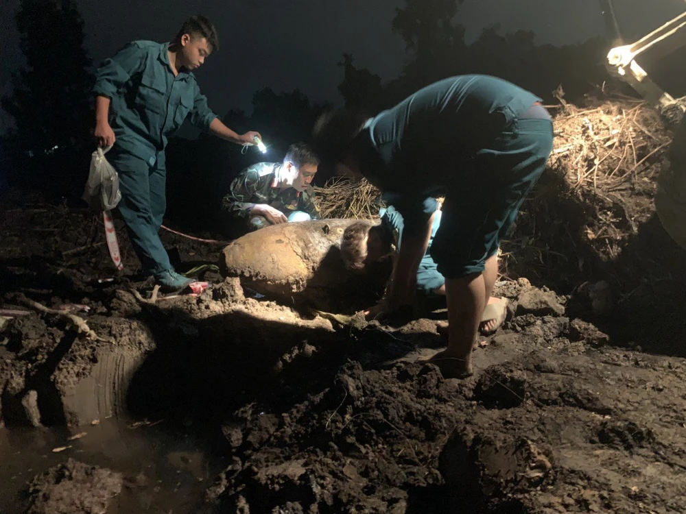 Phát hiện bom khủng, nặng 350kg khi san lấp đất ở Bình Chánh