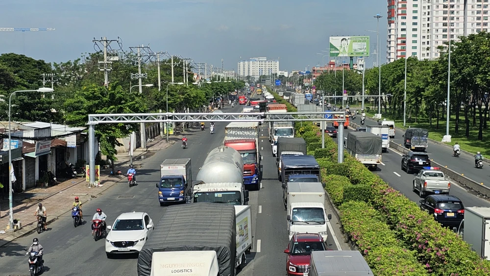 Tông 5 xe liên hoàn khiến 1 người mắc kẹt, Quốc lộ 1 ùn ứ kéo dài