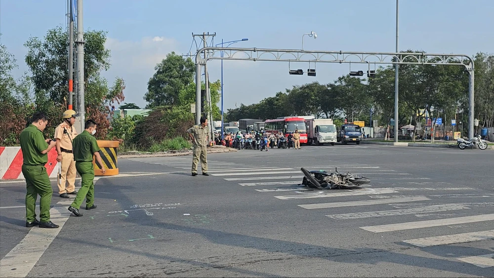 Va chạm xe tải ở giao lộ Võ Trần Chí - Trần Văn Giàu, 1 người chết