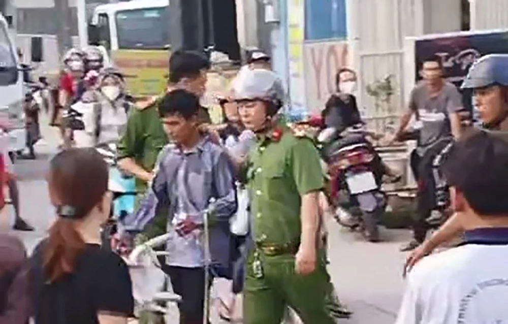 Vừa rời chỗ làm, người phụ nữ bị tấn công bằng dao rọc giấy ở Bình Chánh