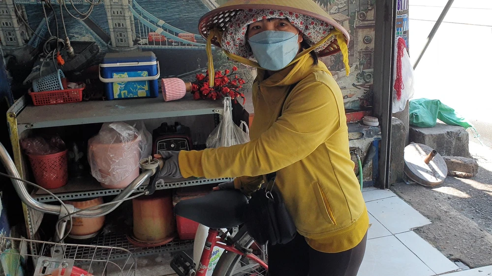 Người phụ nữ bán vé số mất hết tiền dành dụm sau khi mua gói 4G