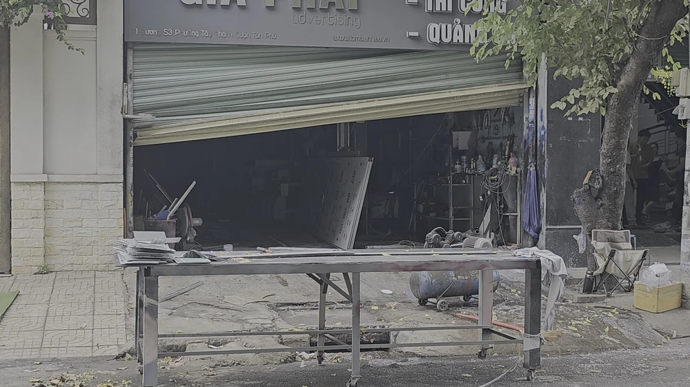 Cháy tiệm làm biển quảng cáo ở Tân Phú, nhiều người xông vào dập lửa