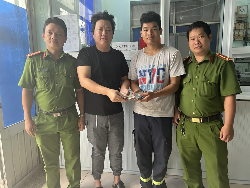 2 cảnh sát trả lại ví tiền chứa nhiều tài sản cho người đánh rơi
