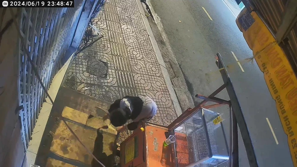 Bé trai hành động đẹp giấu giúp điện thoại nhưng lại bị 1 người lớn lấy đi