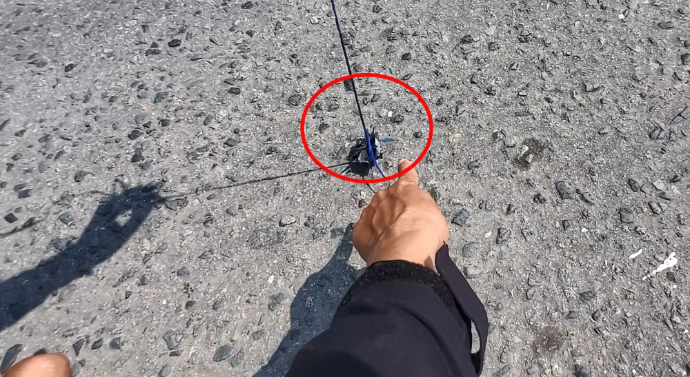 Đi vài bước đã nhặt được gần 100 mảnh đinh ở cầu vượt An Sương