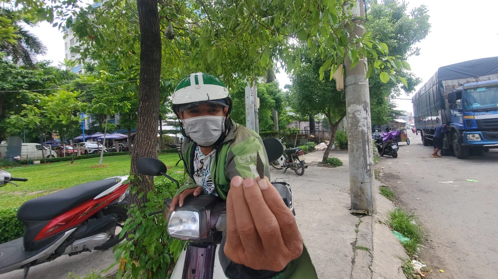 Đi vài bước đã nhặt được gần 100 mảnh đinh ở cầu vượt An Sương