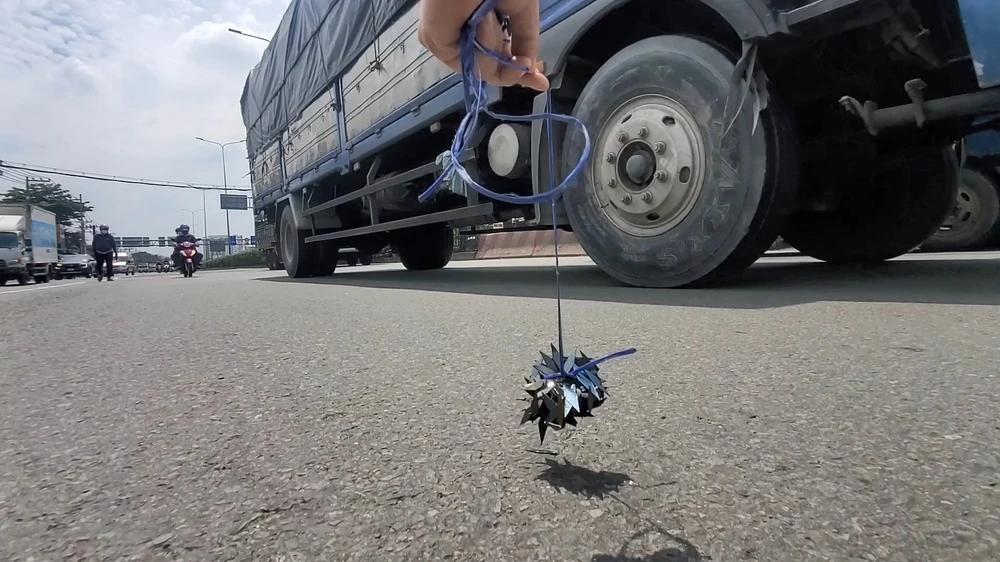 Đi vài bước đã nhặt được gần 100 mảnh đinh ở cầu vượt An Sương