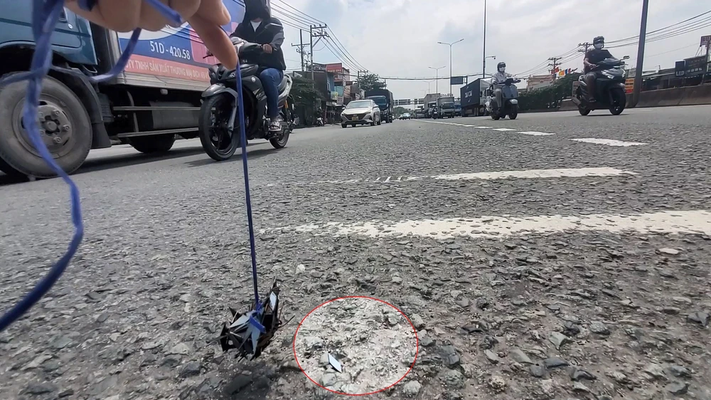 Đi vài bước đã nhặt được gần 100 mảnh đinh ở cầu vượt An Sương