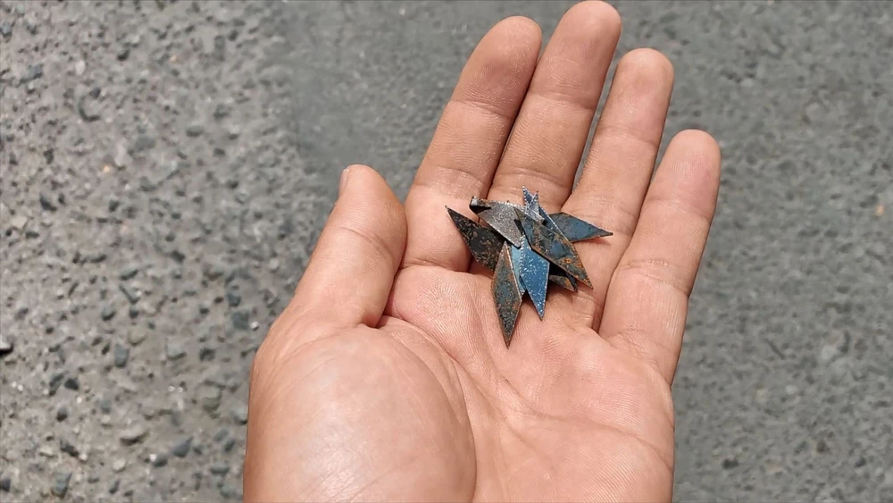 Đi vài bước đã nhặt được gần 100 mảnh đinh ở cầu vượt An Sương