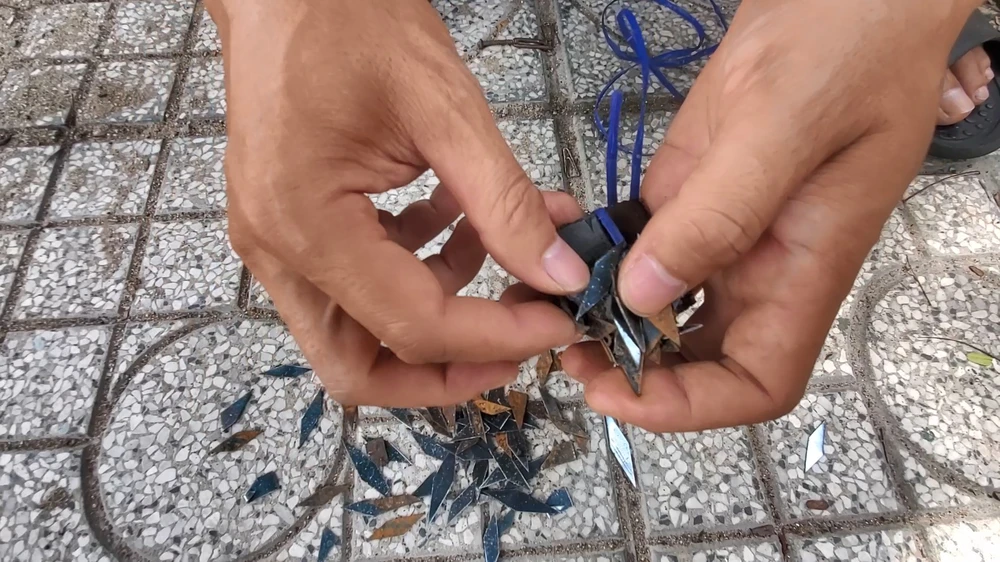 Đi vài bước chân đã nhặt được 100 mảnh đinh tặc ở cầu vượt An Sương.