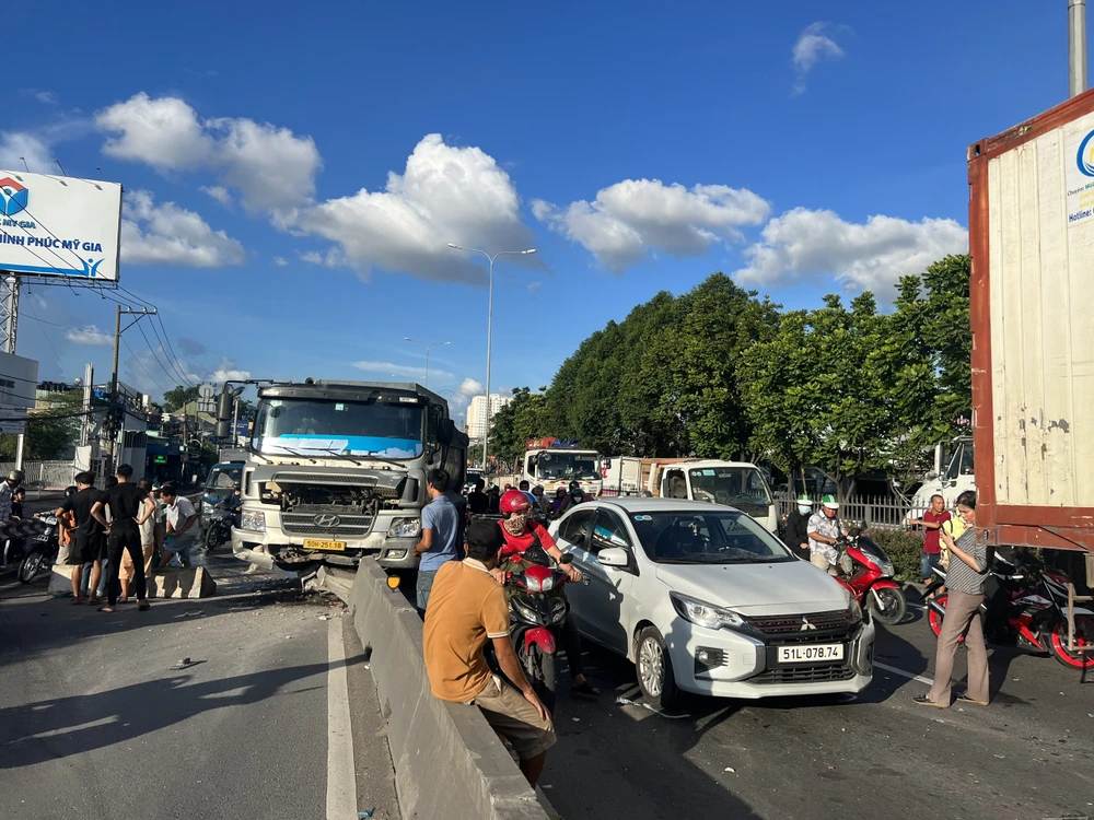 3 ô tô tông liên hoàn ở dốc cầu Bình Phước 1, giao thông ùn ứ
