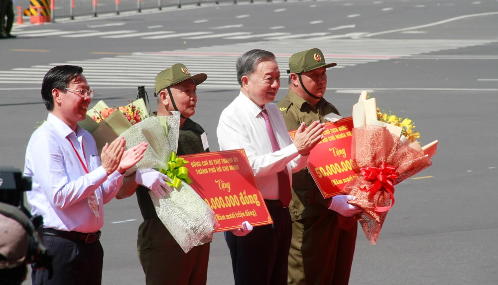 Chùm ảnh Lễ ra mắt Lực lượng tham gia bảo vệ an ninh, trật tự ở cơ sở ở TP.HCM