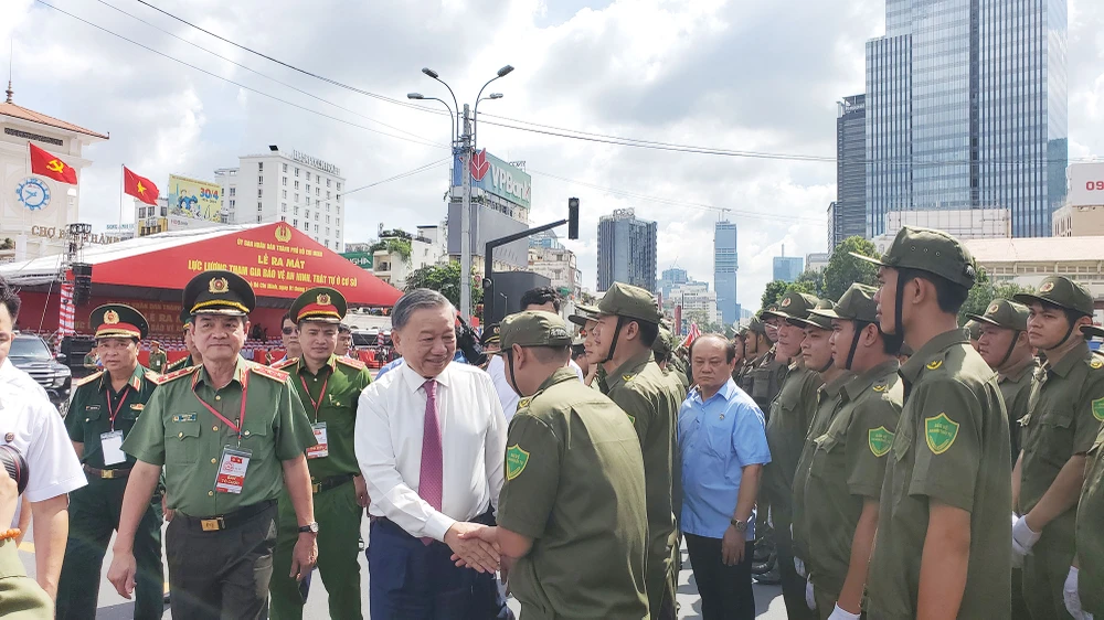 chum-anh-le-ra-mat-luc-luong-tham-gia-bao-ve-an-ninh-trat-tu-o-co-so-o-tp-hcm (15).jpg
