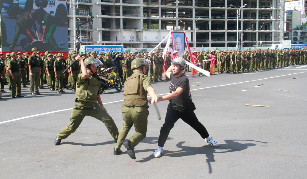 chum-anh-le-ra-mat-luc-luong-tham-gia-bao-ve-an-ninh-trat-tu-o-co-so-o-tp-hcm (5).jpg