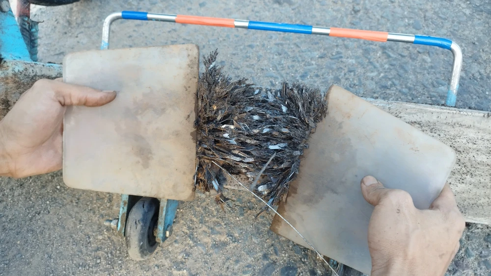 Tối hút sạch, sáng ‘đinh tặc’ lại xuất hiện ở cầu vượt Linh Xuân