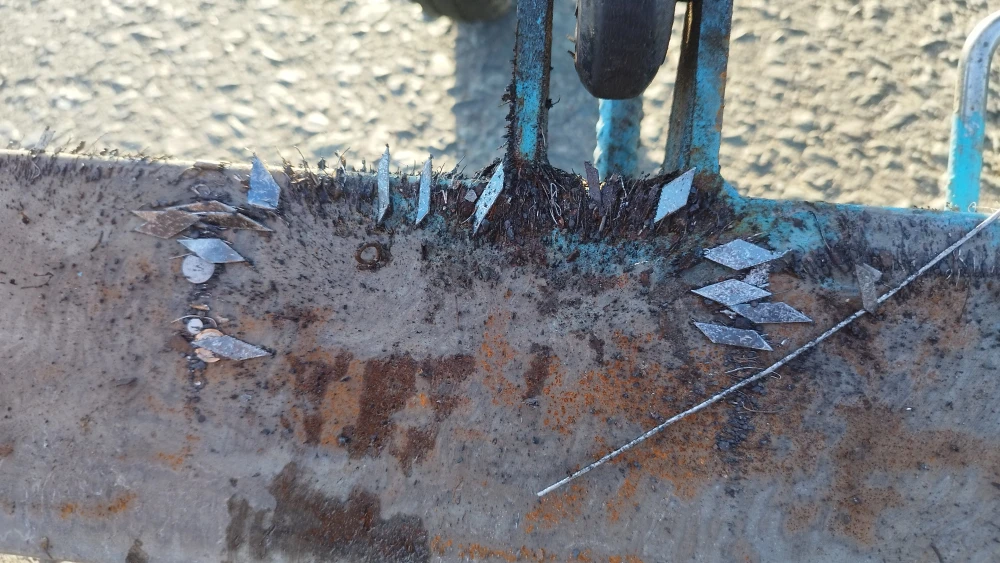 Tối hút sạch, sáng ‘đinh tặc’ lại xuất hiện ở cầu vượt Linh Xuân