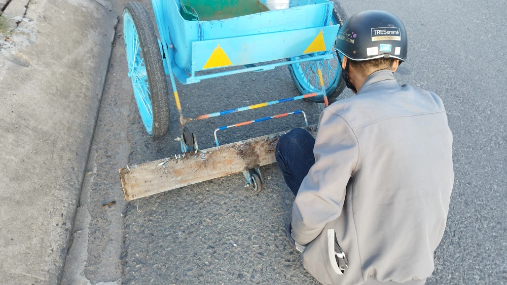 Tối hút sạch, sáng ‘đinh tặc’ lại xuất hiện ở cầu vượt Linh Xuân