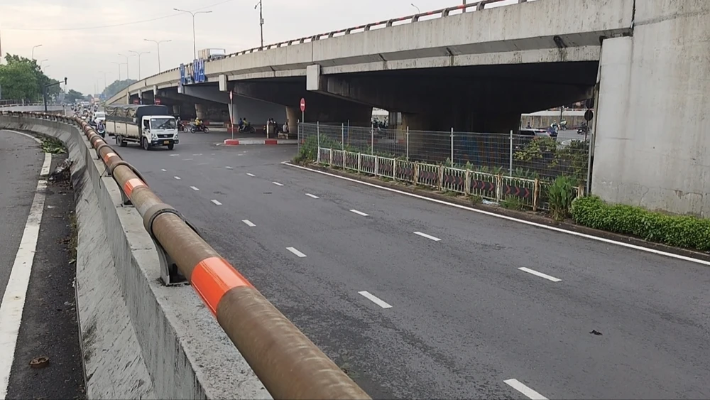 Tối hút sạch, sáng ‘đinh tặc’ lại xuất hiện ở cầu vượt Linh Xuân